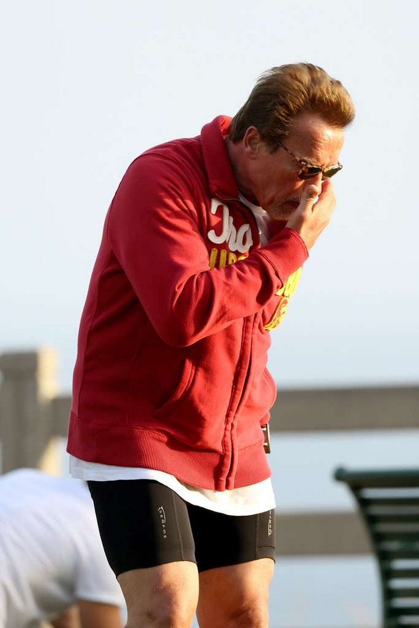 Arnold Schwarzenegger wydmuchuje nos