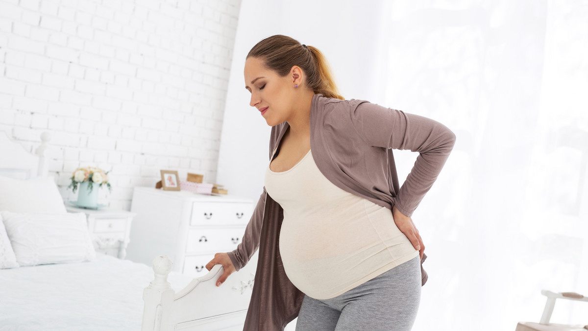 Sposoby na ból kręgosłupa po porodzie: co pomaga na ból? Jak ciąża wpływa na kręgosłup?
