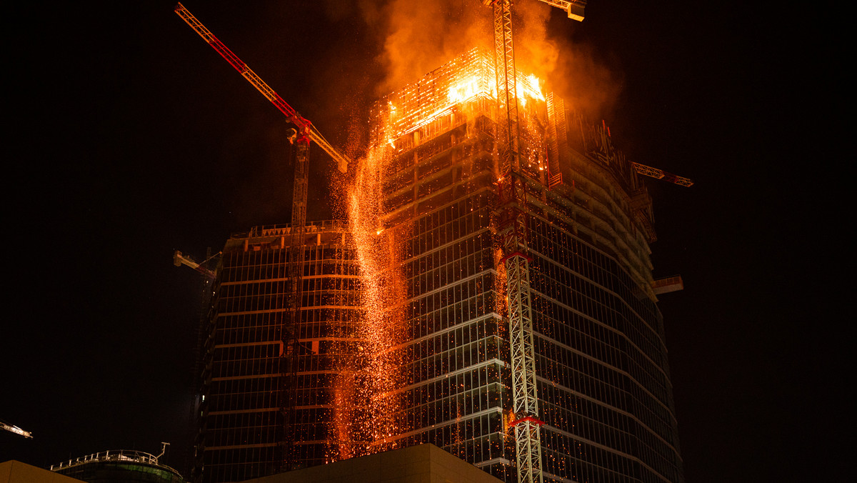 Pożar wieżowca w Warszawie. Na miejscu grupa dochodzeniowo-śledcza