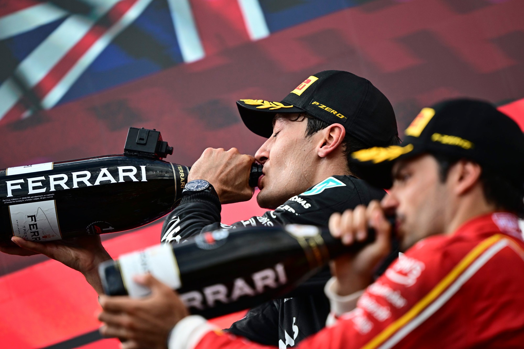 Veľká cena Rakúska: Britský jazdec George Russell (Mercedes) a Carlos Sainz (Ferrari).