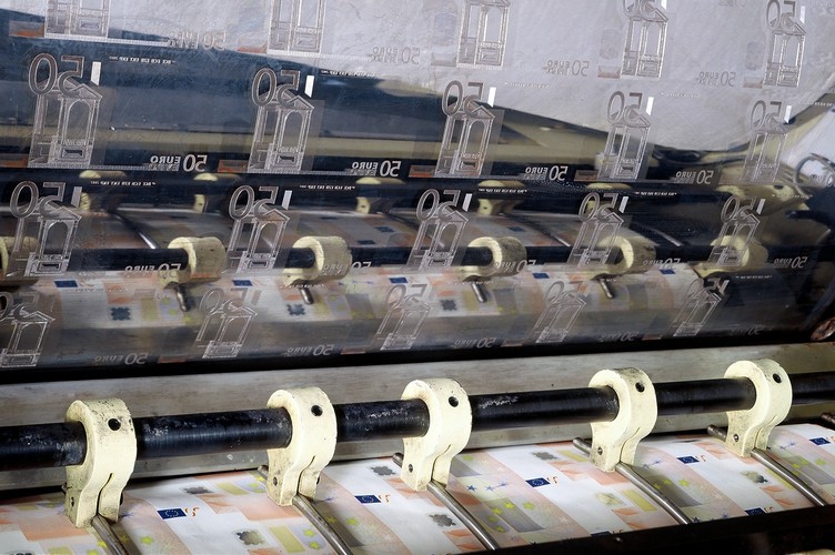 Wieści o rychłej 'śmierci' papieru są raczej przedwczesne. Nie zmienia to jednak faktu, że ze względu na troskę o środowisko naturalne, jak również dynamiczny rozwój technologiczny, świat stopniowo będzie rezygnować z papierowych książek i czasopism - na rzecz e-booków.