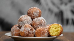 mniej tłuste i łatwe do zrobienia. tajemnicą tych pączków jest jeden składnik. przepis na pączki