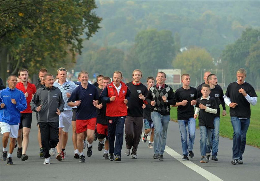 Ten zamaskowany człowiek w dresie to twój premier!