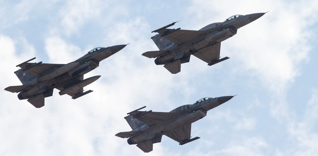 F-16 Polskich Sił Zbrojnych podczas Międzynarodowych Pokazów Lotniczych Air Show 2015 w Radomiu  <br><br>fot. (mr) PAP/Michał Walczak