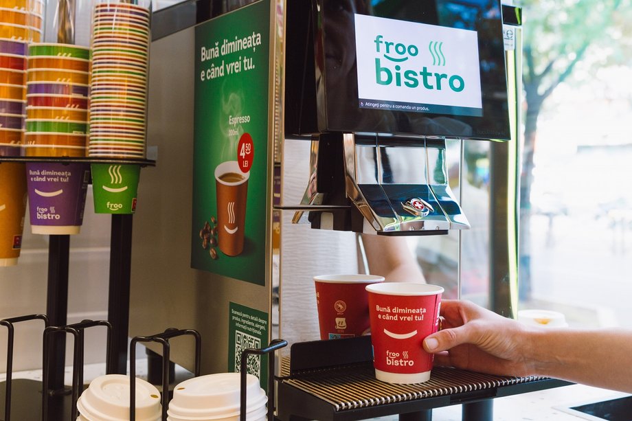 La fel ca în Żabki, puteți bea și cafea de la espressorul de la Froo