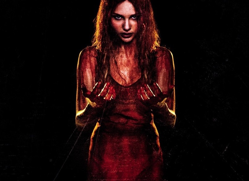 Nastolatka Carrie White (Chloe Moretz) wychowywana jest przez samotną matkę Margaret (Moore), fanatyczkę religijną. Nie przysparza to dziewczynie popularności w szkole, gdzie czuje się bardzo samotna. Jest w niej jednak coś bardzo wyjątkowego... Prześladujący ją rówieśnicy poznają sekret Carrie w dniu balu maturalnego, kiedy to dziewczyna ujawni swoje moce telekinetyczne i wykorzysta je, aby wyrównać rachunki