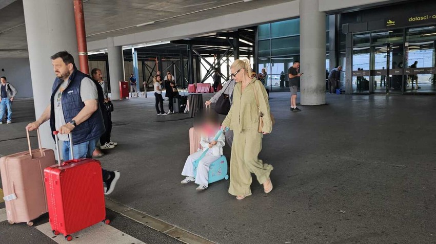 Nataša Bekvalac sa ćerkom na aerodromu