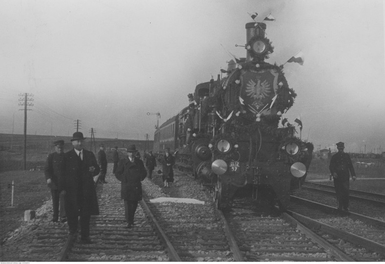Pierwszy pociąg wjeżdżający do Zebrzydowic. Udekorowany chorągiewkami parowóz Ol 12 nr 57 z widocznym na pokrywie dymnicy godłem Polski, 1934 r.