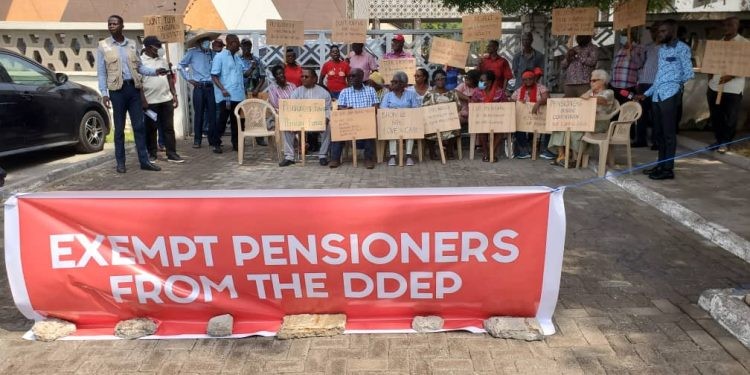 Day 4 as retired bondholders returned to the Ministry of Finance to picket through DDEP