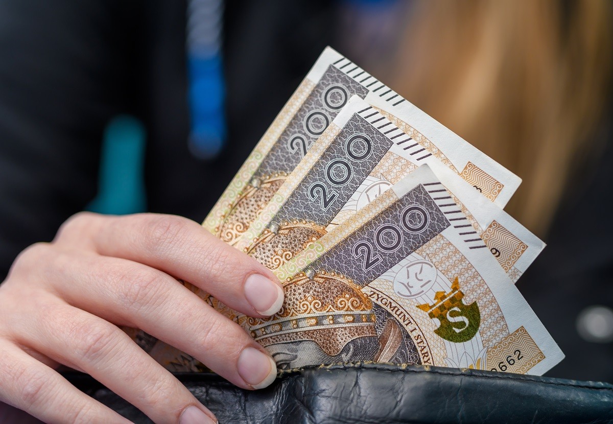 Wynagrodzenia na niższych rangą posadach urzędniczych przekraczają wysokością pensje osób zarządzających urzędami centralnymi i wojewódzkimi.