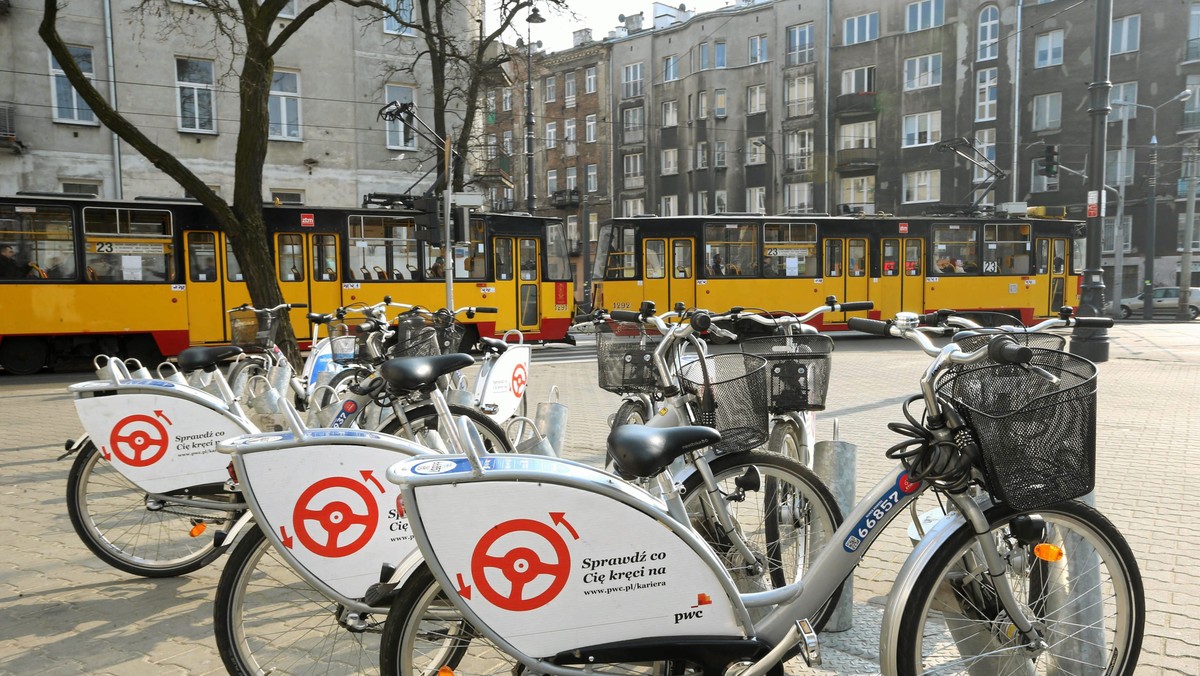 Przybędą też trasy dla rowerzystów i 231 rowerów. W sumie od pierwszego września przybędzie w stolicy 21 stacji Veturilo. Osiem na Mokotowie, pięć na Pradze Południe, pięć w Ursusie, jedna na Woli i dwie w Wilanowie. ZTM planuje również uruchomienie trzeciej stacji w tej dzielnicy – poinformował dyrektor Pionu Inwestycji Zarządu Transportu Miejskiego Łukasz Puchalski.