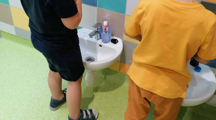 Gyerekek a térdig érő mosdóknál / Fotó: Facebook