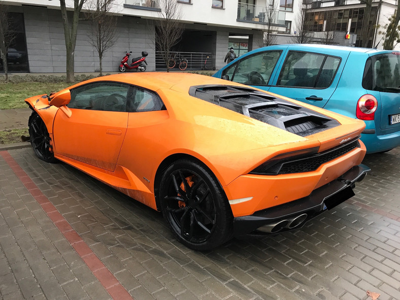 Kierowca Lamborghini uciekł z miejsca zdarzenia