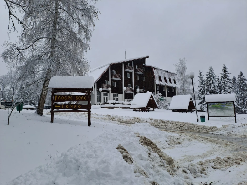 Zavejan hotel "Dobre vode" na Goču