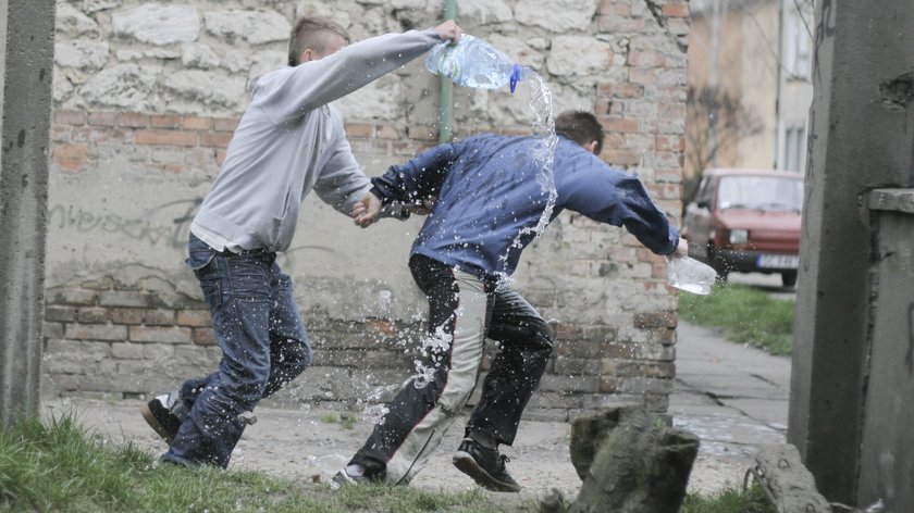 Śmigus-dyngus. Co to za zwyczaj? Skąd tradycja oblewania się wodą?