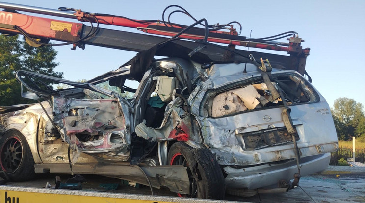 A képek alapján és a fizika törvényei szerint ebben az autóban senki nem élhette volna túl a balesetet  Fotó: Facebook