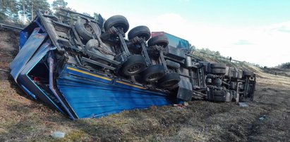 Kompletnie pijany kierowca dachował ciężarówką. Prawo jazdy stracił na 3 lata