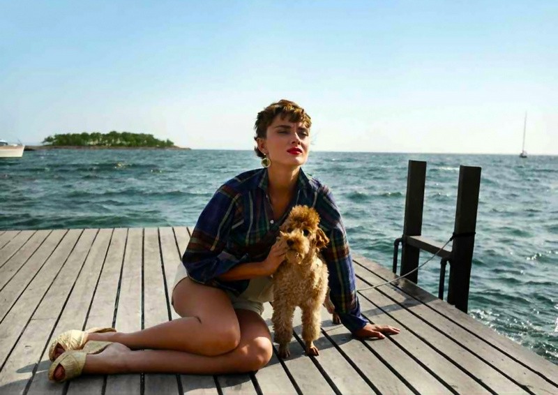 Audrey Hepburn mimo kamier - jednoduchá, pokojná a prirodzená.