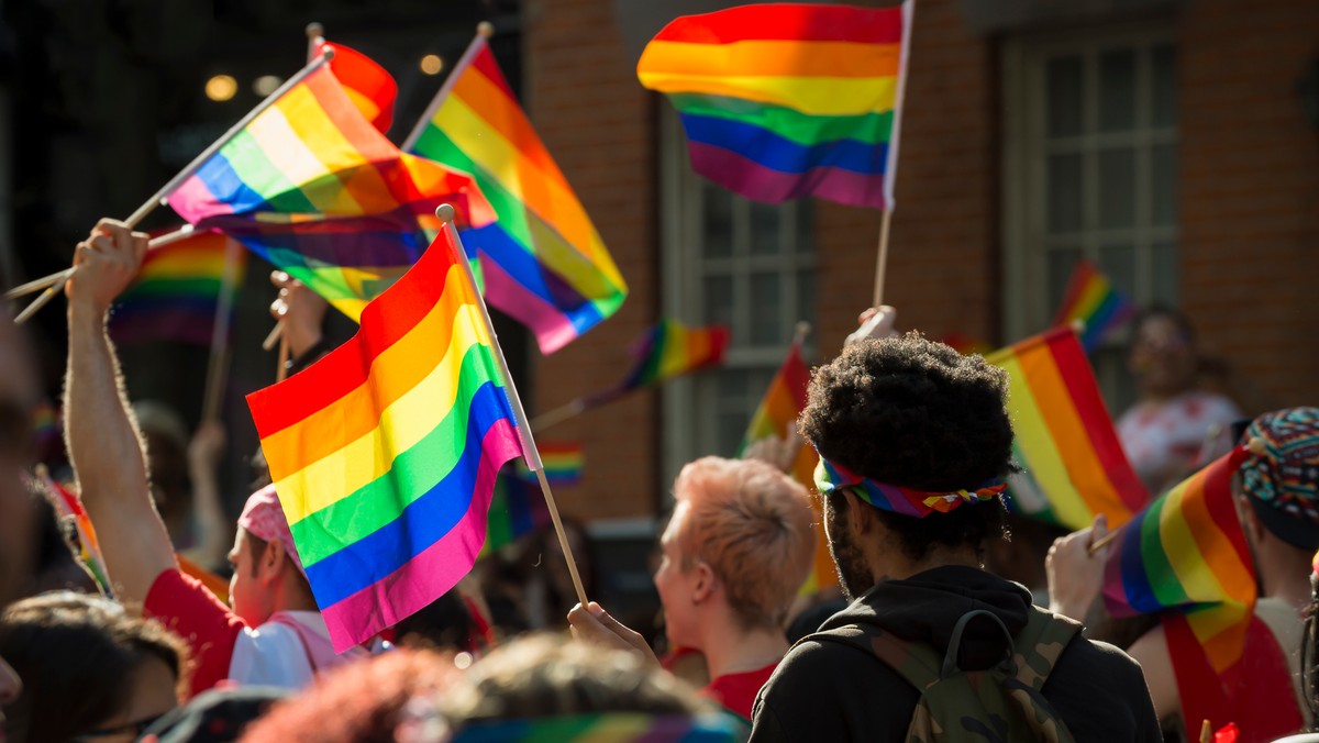 W sobotę 23 października w Lublinie odbywa się Marsz Równości. Impreza planowo rozpocznie się o godz. 13. Uczestnicy wyruszą z Placu Teatralnego i przejdą ul. Lipową, ul. Narutowicza, ul. Głęboką, ul. Sowińskiego, ul. Poniatowskiego, ul. Popiełuszki, a zakończą swój marsz przy Galerii Labirynt. Na miejscu jest nasz reporter Sebastian Białach. Zapraszamy na jego relację!