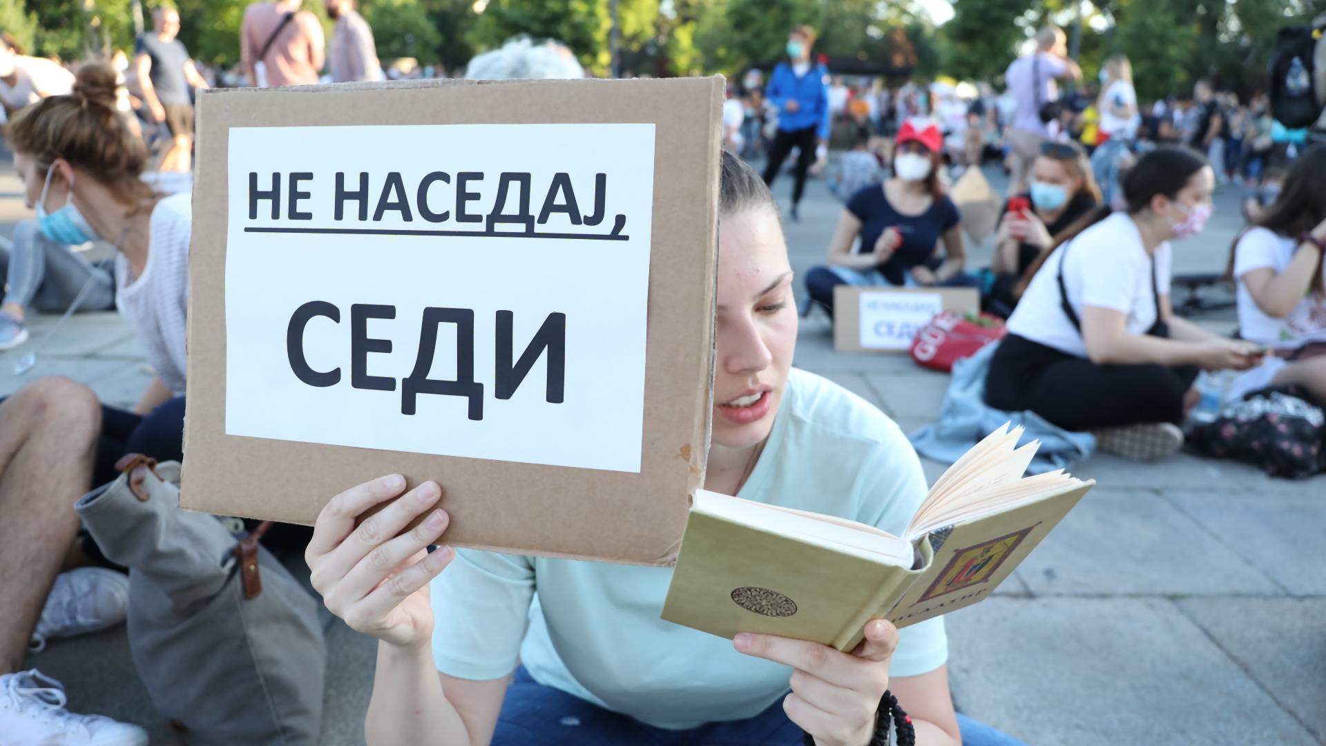 Građani odlučili da im huligani ne preotmu protest - u Beogradu i Novom Sadu se sedi na ulicama