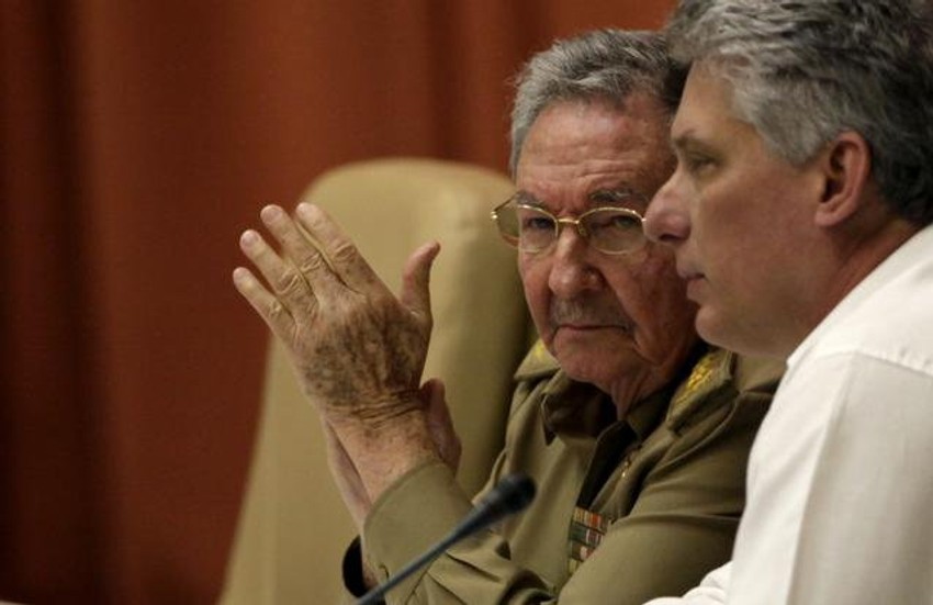 Predsednik Raul Kastro i potpredsednik Migel Diaz Kanel na sednici skupštine