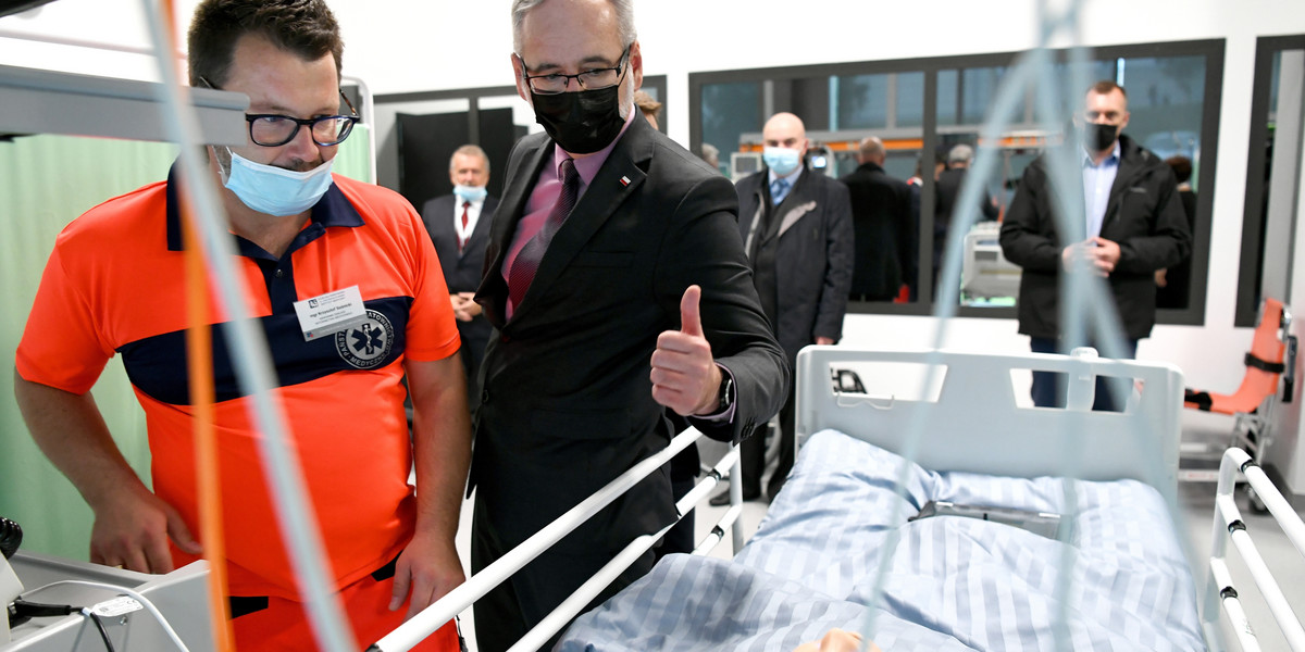 W sieci zawrzało po opublikowaniu zdjęcia ministra zdrowia Adama Niedzielskiego z "manekinem". 