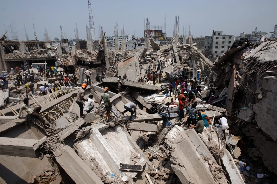 Gruzy Rana Plaza. 24 kwietnia 2013 roku ośmiopiętrowy budynek zawalił się. W wyniku tragedii zginęło ponad tysiąc osób, a 2,5 tys. zostało rannych.