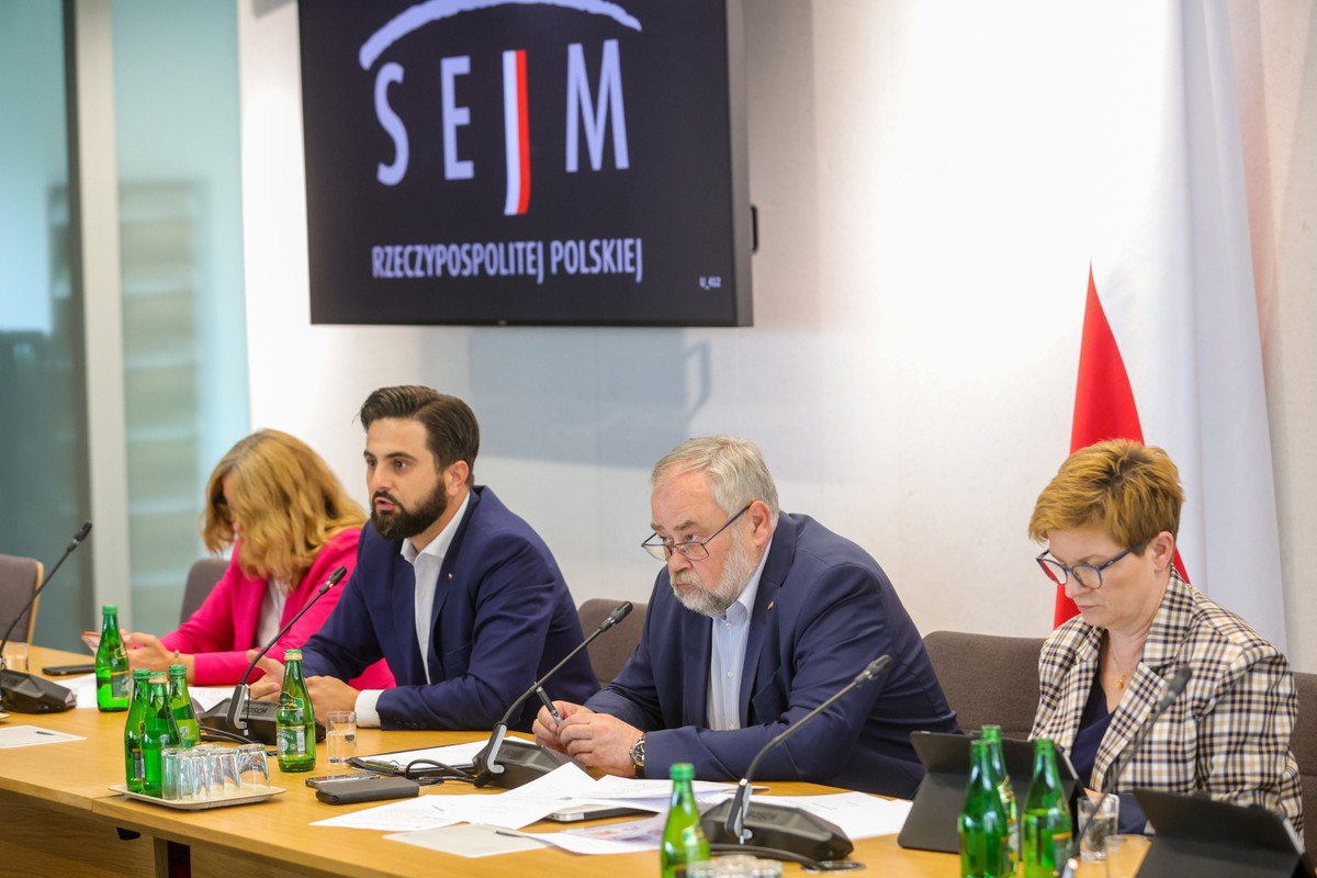 Przewodniczący komisji, poseł KO Piotr Adamowicz, posłanka KO Urszula Augustyn i poseł PiS Norbert Jakub Kaczmarczyk podczas posiedzenia sejmowej Komisji Kultury i Środków Przekazu w Sejmie w Warszawie