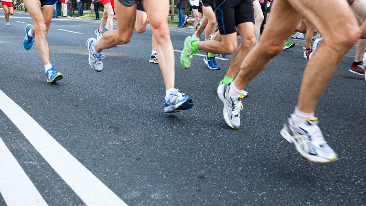 Kilkanaście tysięcy osób wystartowało w szóstej edycji Orlen Warsaw Marathon, będącego jednocześnie 88. mistrzostwami kraju mężczyzn, oraz do Biegu Oshee na 10 km. Bieg rozpoczął się o godz. 8.45 na Wybrzeżu Szczecińskim. Meta znajduje się przy Stadionie Narodowym.