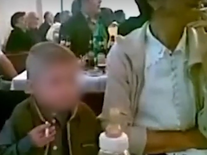 Dete puši cigaru na proslavi