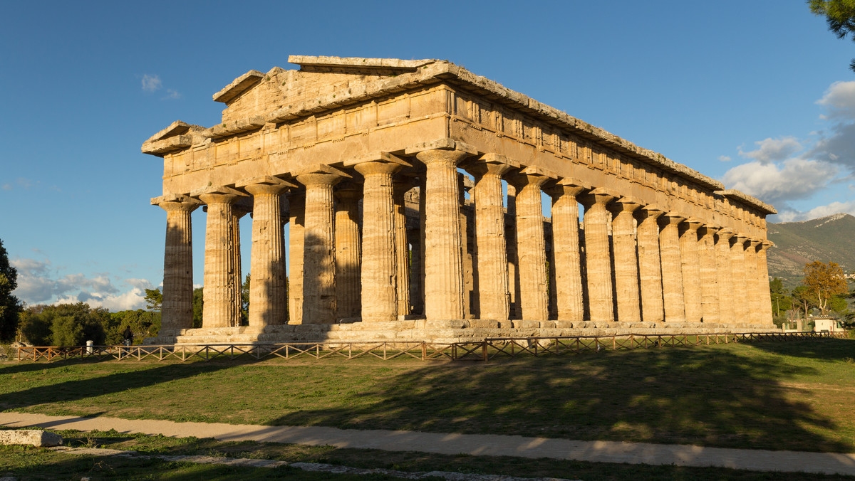 Mieszkaniec Stanów Zjednoczonych oddał figurkę, którą ukradł jako dziecko 60 lat temu na terenie wykopalisk archeologicznych w Paestum na południu Włoch - podały w piątek media z Neapolu.