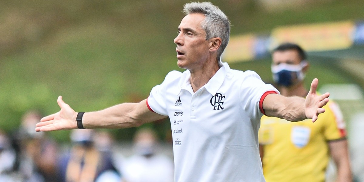 Paulo Sousa musiał uciekać na lotnisku przed wściekłymi kibicami.