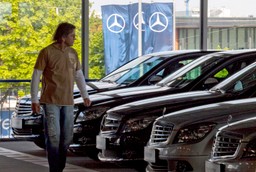 Sprzedaż aut gwałtownie spada. Dilerzy szykują promocje