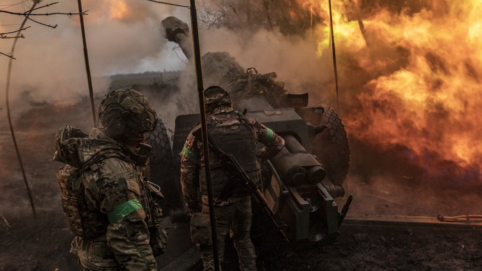 Ukraińscy artylerzyści strzelają w kierunku rosyjskich pozycji.