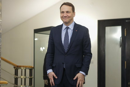 "Rosjanie nacierają, amunicji nie ma". Radosław Sikorski o "dramatycznej sytuacji"