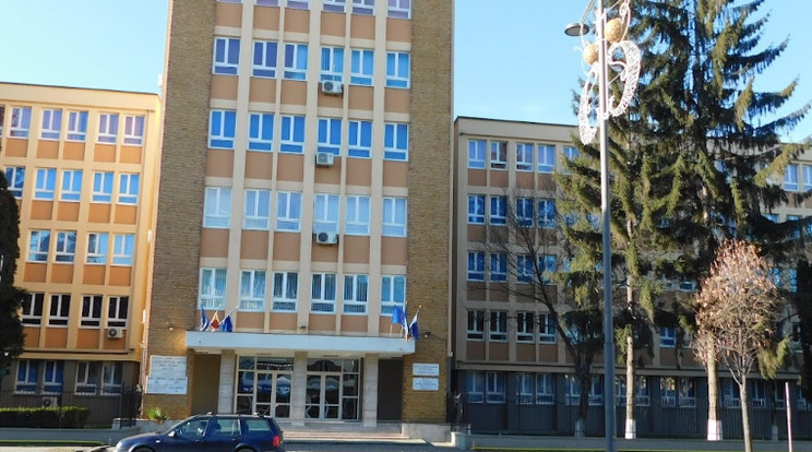 Öngyilkos lett a gyulafehérvári iskola negyedik emeletéről kizuhanó diák / Fotó: Google Street View