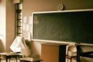 Nauczyciele nie muszą zwolnić się z pracy do końca roku, aby otrzymać świadczenie