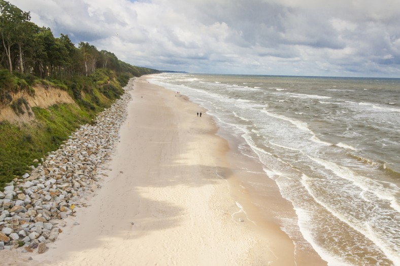 Czyste, piaszczyste plaże w gminie Rewal mają łączną długość 18 km, zaś w niektórych miejscach klif osiąga wysokość 20 metrów