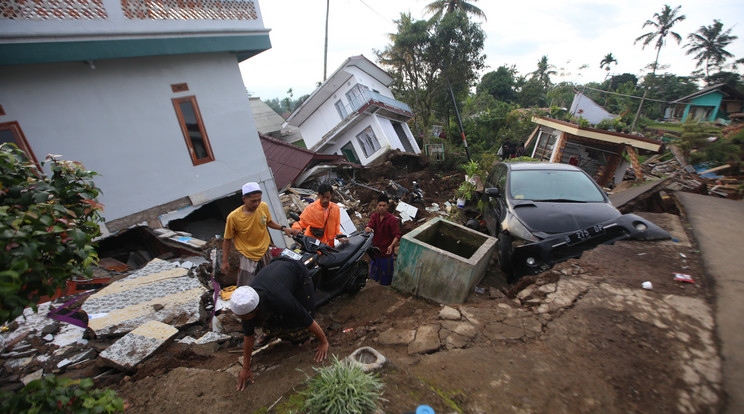 5,6-os erősségű földrengés rázta meg Indonéziát / Fotó / Profimedia