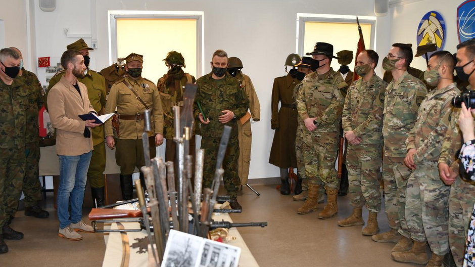 W jednostce wojskowej w Olesznie powstała wystawa  okolicznościowa [WIDEO]