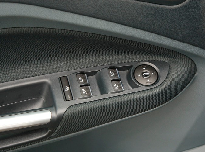 Z czym wam się kojarzą kompaktowe minivany, bo nam z nadmuchanymi autami segmentu C, które są mniej poręczne w mieście i wolniejsze na zakrętach. Po przejażdżce najnowszym fordem c-max diametralnie zmieniamy naszą opinię...