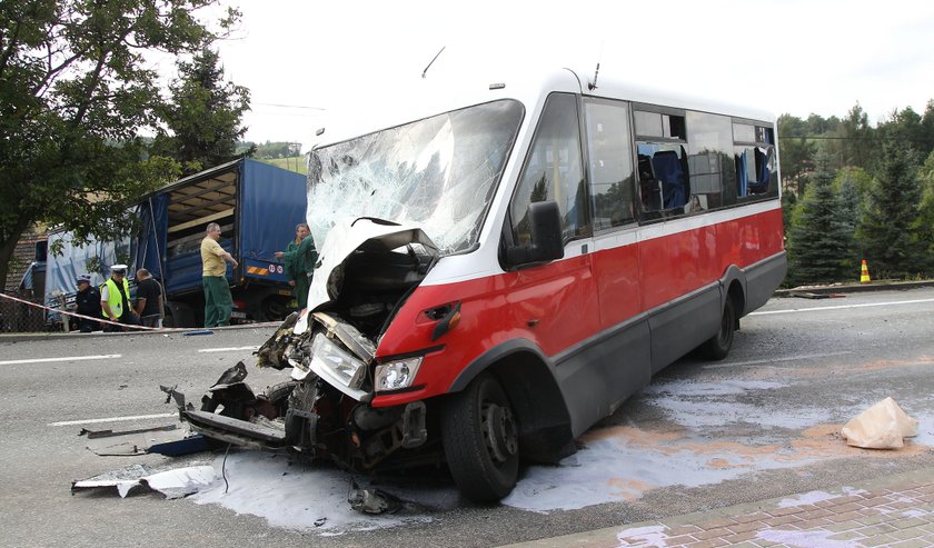 Bus zderzył się z ciężarówką