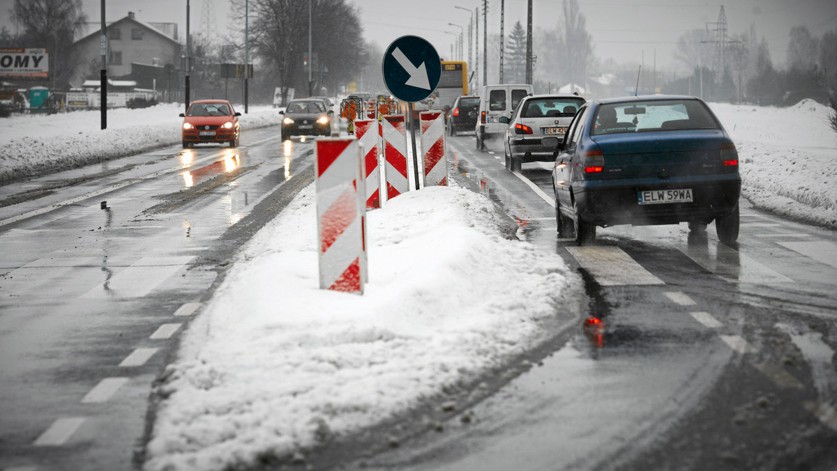 Dziś w wielu regionach Polski spadł śnieg. Jak informują nas czytelnicy w niektórych miejscach stan dróg zaskoczył drogowców. W Piotrkowie Trybunalskim na ulicach "ślizgawica" - informują.
