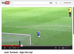 2-letni piłkarz podbił serca kibiców. Co mu skandowali?