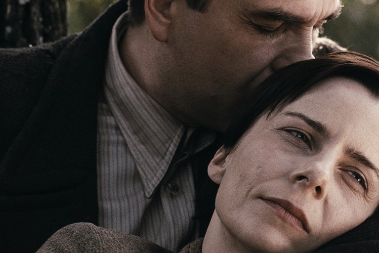 <b>Miejsce 1. Róża, reż. Wojciech Smarzowski</b><br /><br />Fragment recenzji:<br /><br />Rozpaczliwa, z góry skazana na klęskę, a jednak tym bardziej prawdziwa i przejmująca, im mocniej zderzona jest z brutalną rzeczywistością. Miłość dwojga ludzi, dla których w nowym świecie nie ma miejsca. Smarzowski prowadzi ten wątek po mistrzowsku, bez fałszywego sentymentalizmu, wspierany wspaniałymi kreacjami Agaty Kuleszy i Marcina Dorocińskiego. Zresztą na najwyższe pochwały zasługuje tu cała obsada.<br /><br /><a href=