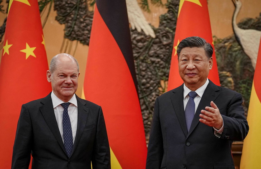 Prezydent Chin Xi Jinpin witający kanclerza Niemiec Olafa Scholza w Pekinie, 4 listopada 2022 r.