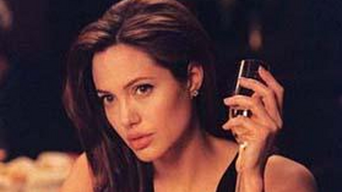 Angelina Jolie jest szczerze zaskoczona faktem, że macierzyństwo sprawia jej tyle radości.