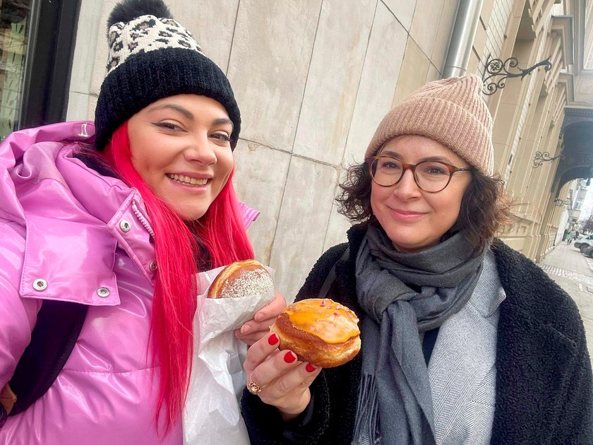 Modne cukiernie szykują się na tłusty czwartek. Kuszą pączki z płatkami kwiatów, kremem pistacjowym czy oblane czekoladą [redakcyjny test]