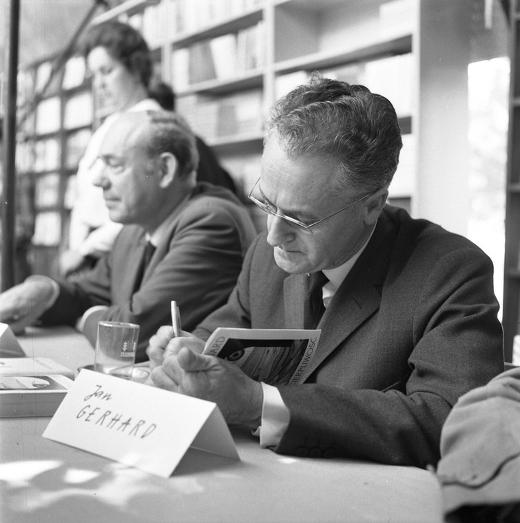 Jan Gerhard podpisuje swoje książki (Łódź, maj 1968 r.)