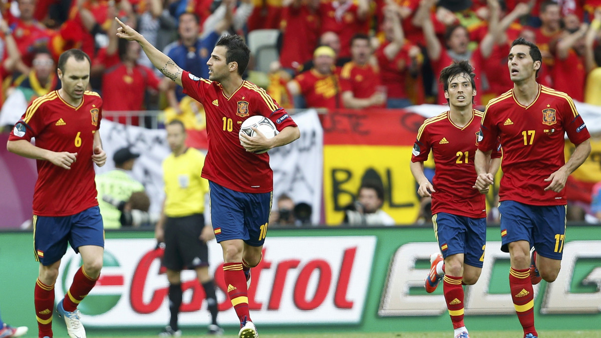 Piłkarska reprezentacja Hiszpanii pokonała Urugwaj 3:1 (1:1) w towarzyskim meczu rozegranym w Dausze. W pierwszej części meczu Urusi dzielnie dotrzymywali kroku mistrzom świata i Europy, ale po przerwie to piłkarze Vicente del Bosque dyktowali warunki.